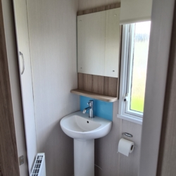 Flamingo Land – Willow Grove A141, 3-Bed Swift Atlantique Caravan with Decking & Patio – Static Caravan, Willow Grove
