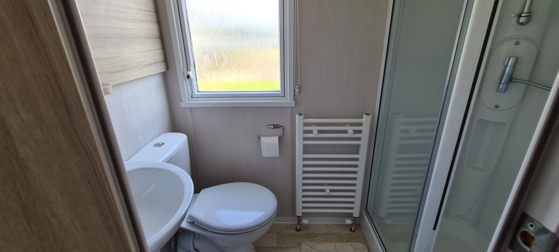 Flamingo Land – Willow Grove A141, 3-Bed Swift Atlantique Caravan with Decking & Patio – Static Caravan, Willow Grove