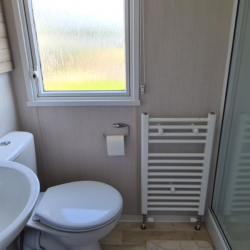 Flamingo Land – Willow Grove A141, 3-Bed Swift Atlantique Caravan with Decking & Patio – Static Caravan, Willow Grove