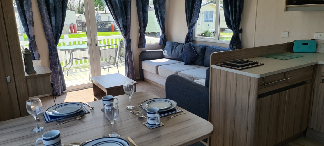 Flamingo Land – Willow Grove A141, 3-Bed Swift Atlantique Caravan with Decking & Patio – Static Caravan, Willow Grove