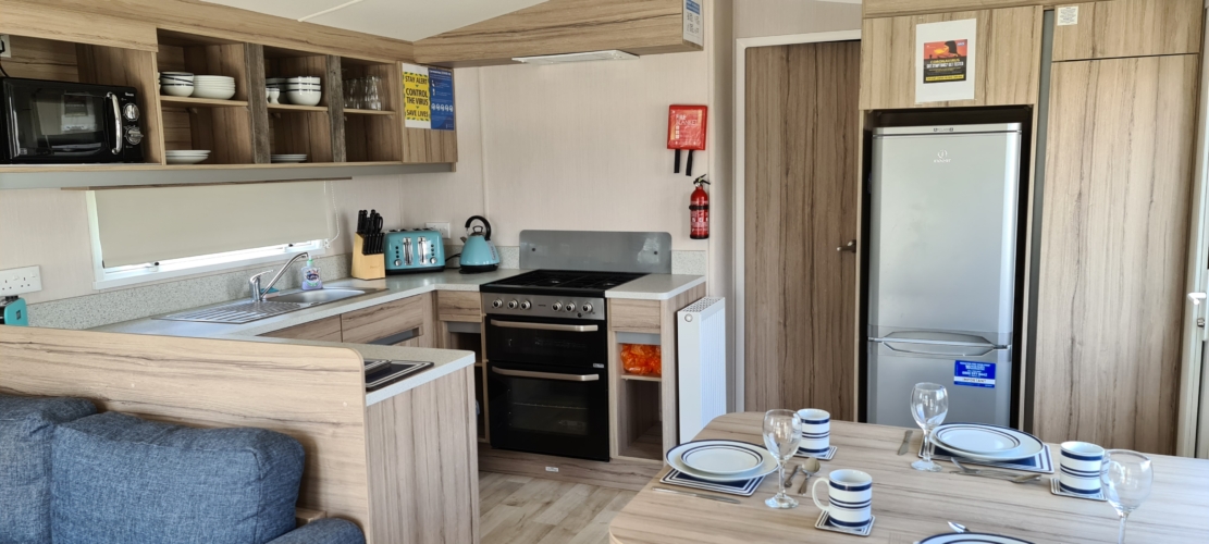 Flamingo Land – Willow Grove A141, 3-Bed Swift Atlantique Caravan with Decking & Patio – Static Caravan, Willow Grove