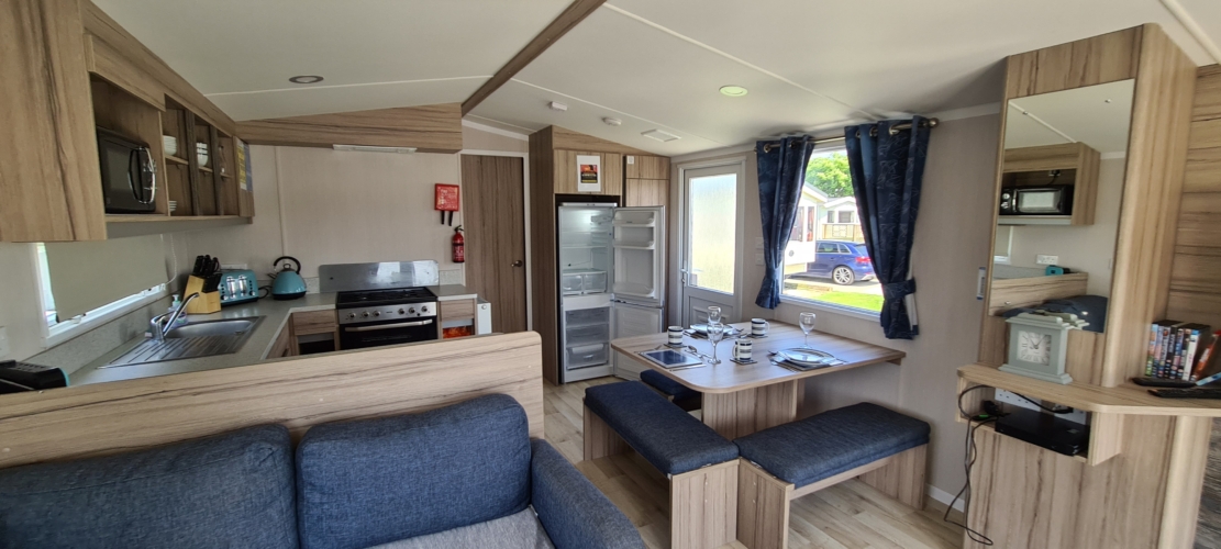 Flamingo Land – Willow Grove A141, 3-Bed Swift Atlantique Caravan with Decking & Patio – Static Caravan, Willow Grove