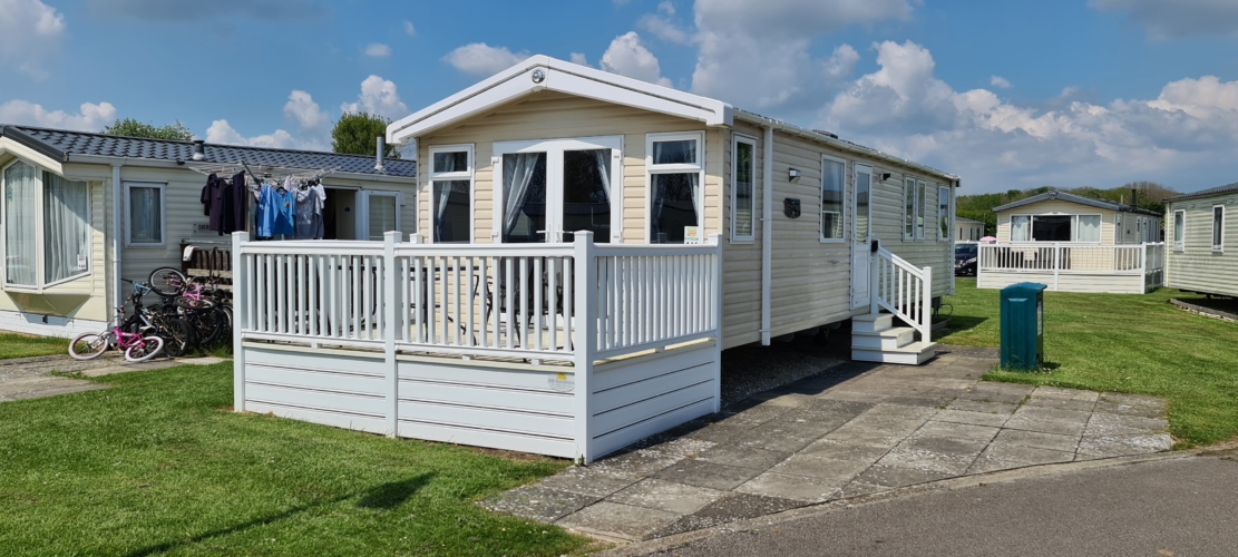 Flamingo Land – Willow Grove A141, 3-Bed Swift Atlantique Caravan with Decking & Patio – Static Caravan, Willow Grove