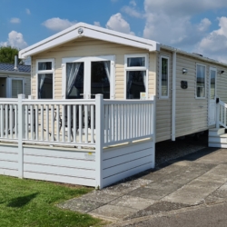 Flamingo Land – Willow Grove A141, 3-Bed Swift Atlantique Caravan with Decking & Patio – Static Caravan, Willow Grove