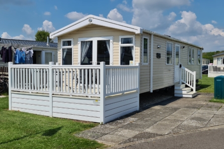 Flamingo Land – Willow Grove A141, 3-Bed Swift Atlantique Caravan with Decking & Patio – Static Caravan, Willow Grove