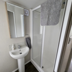 Pet-Friendly 3-Bed Caravan at Flamingo Land – Woodlands Area with Ensuite & Parking W61 – Static Caravan, Woodlands