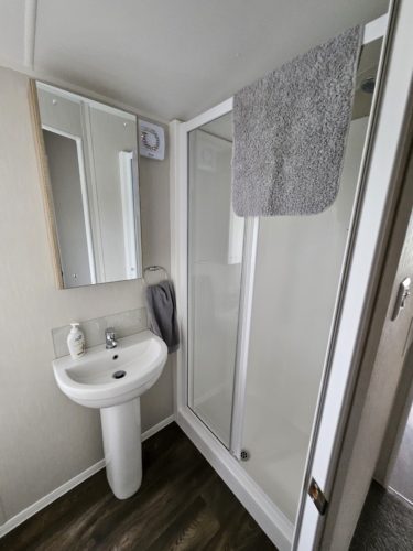 Pet-Friendly 3-Bed Caravan at Flamingo Land – Woodlands Area with Ensuite & Parking W61 – Static Caravan, Woodlands